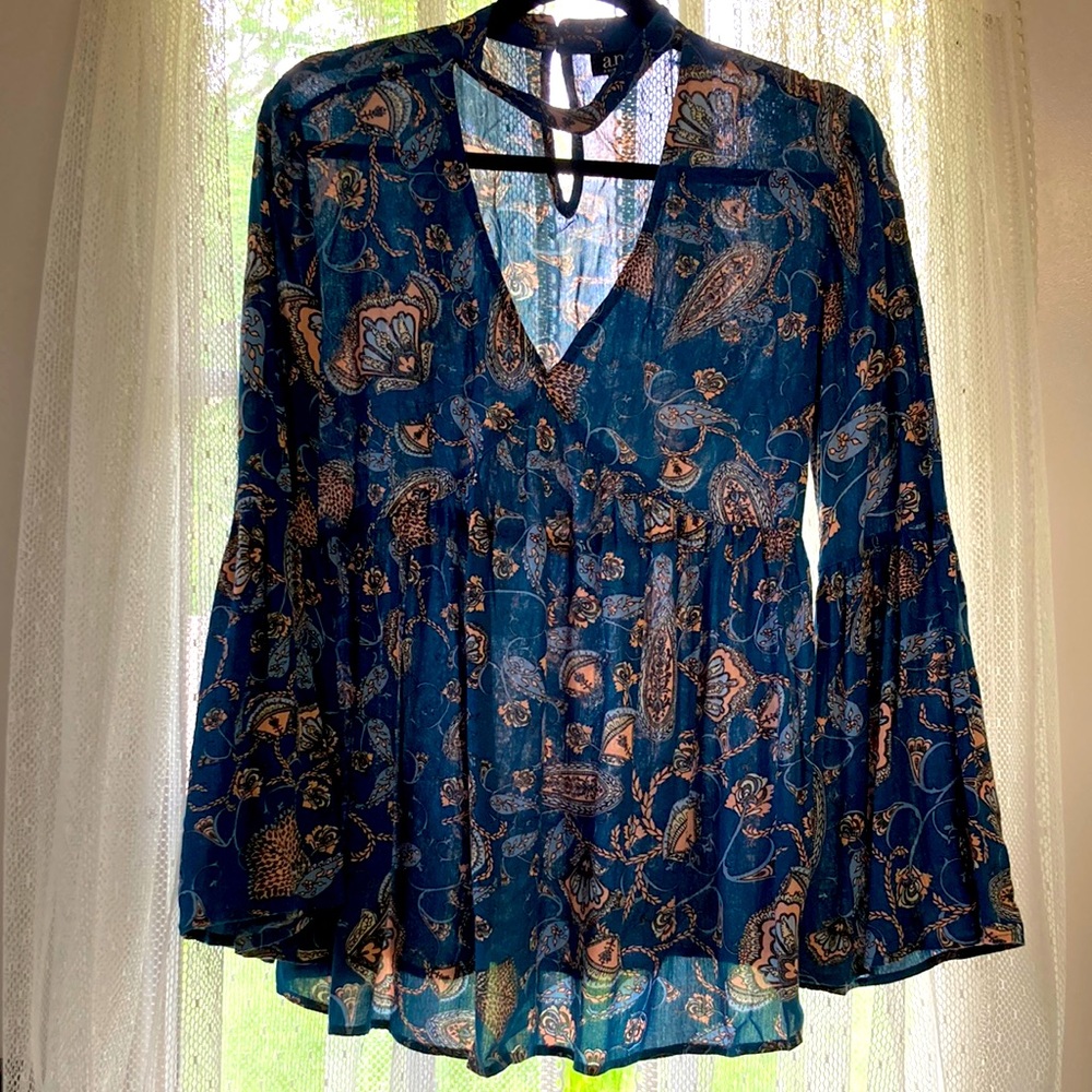 Pretty top with wide wrist sleeve. Size XS.